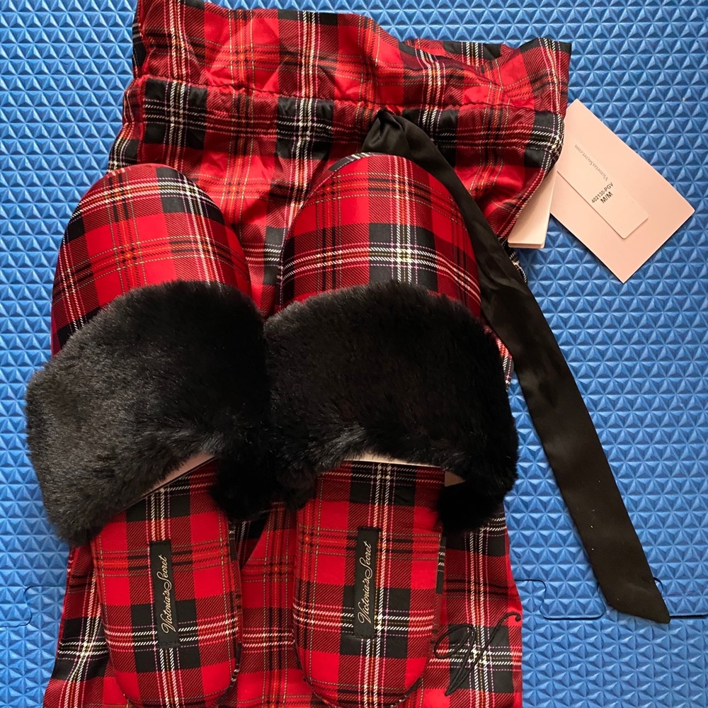 **NEW** Victoria’s Secret slippers M